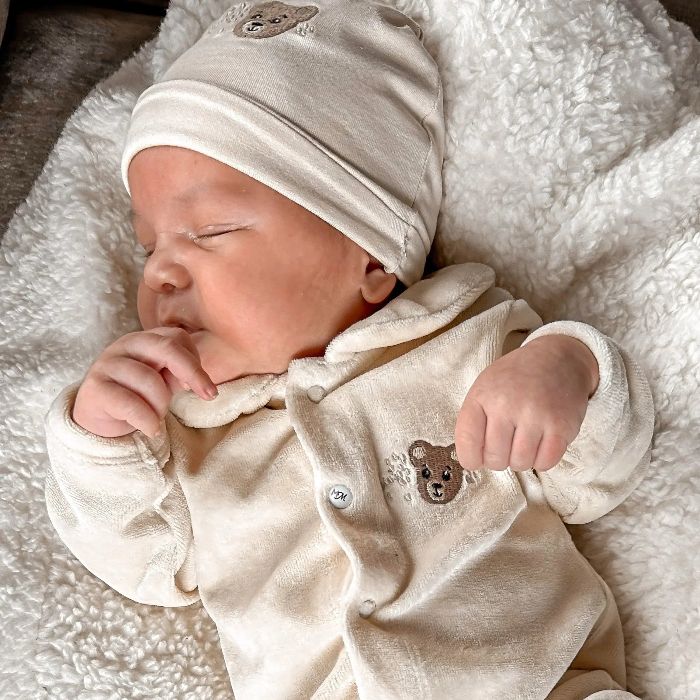 Baby newborn mutsje beertje