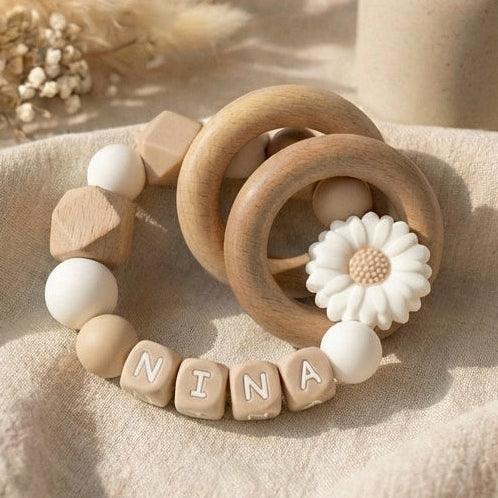 Bijtring met naam bloem wit