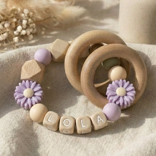 Bijtring met naam lila bloemen