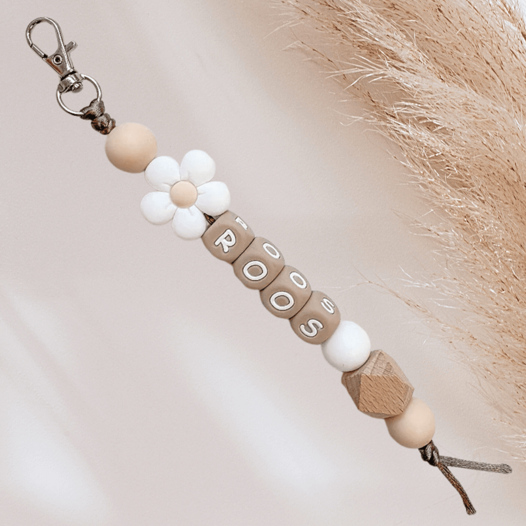 Sleutelhanger met naam ronde bloem wit