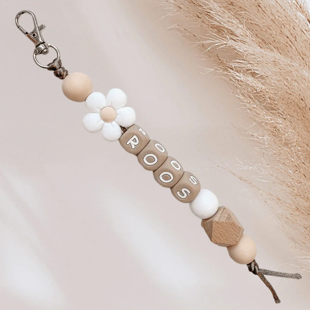Sleutelhanger met naam ronde bloem wit