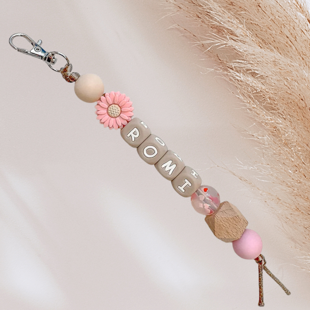 Sleutelhanger met naam roze bloem en hartjes