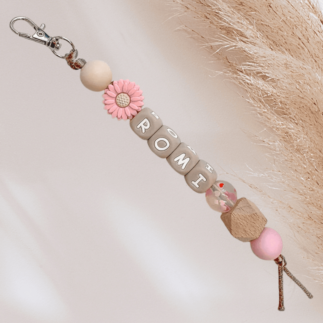 Sleutelhanger met naam roze bloem en hartjes