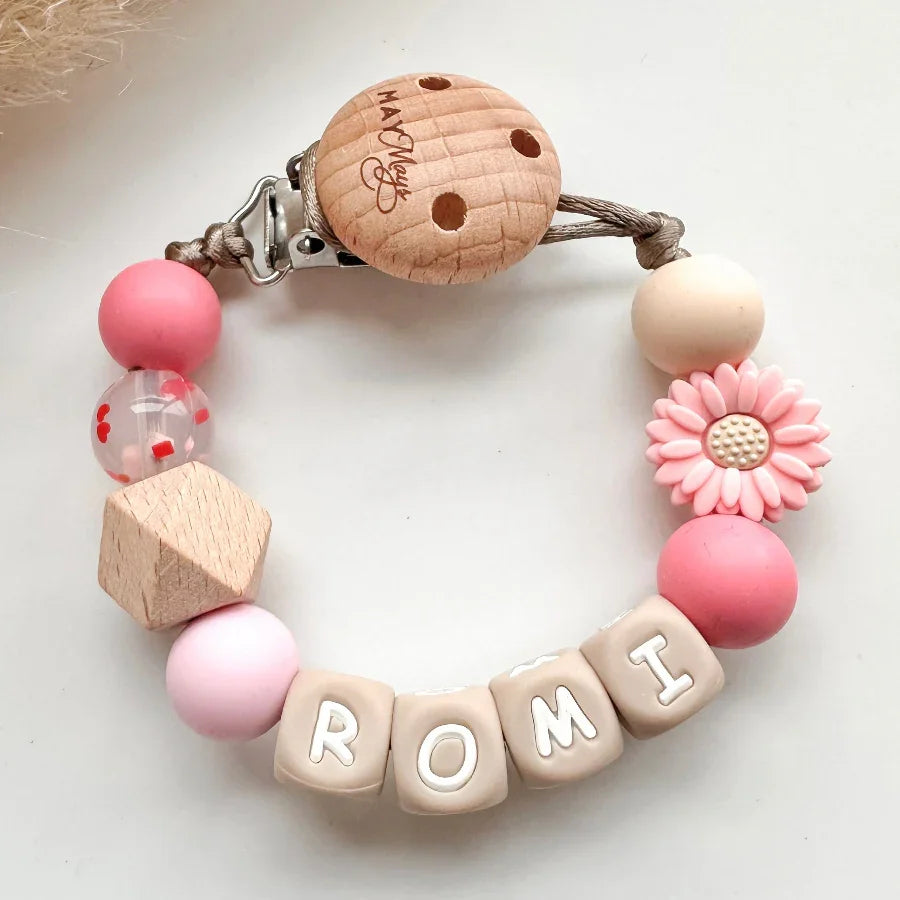 Speenkoord met naam roze bloem en hartjes