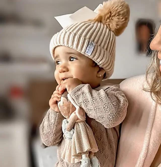 Wintermutje Claire gebreid 2 pompoms beige 0-2 jaar MiniDulce