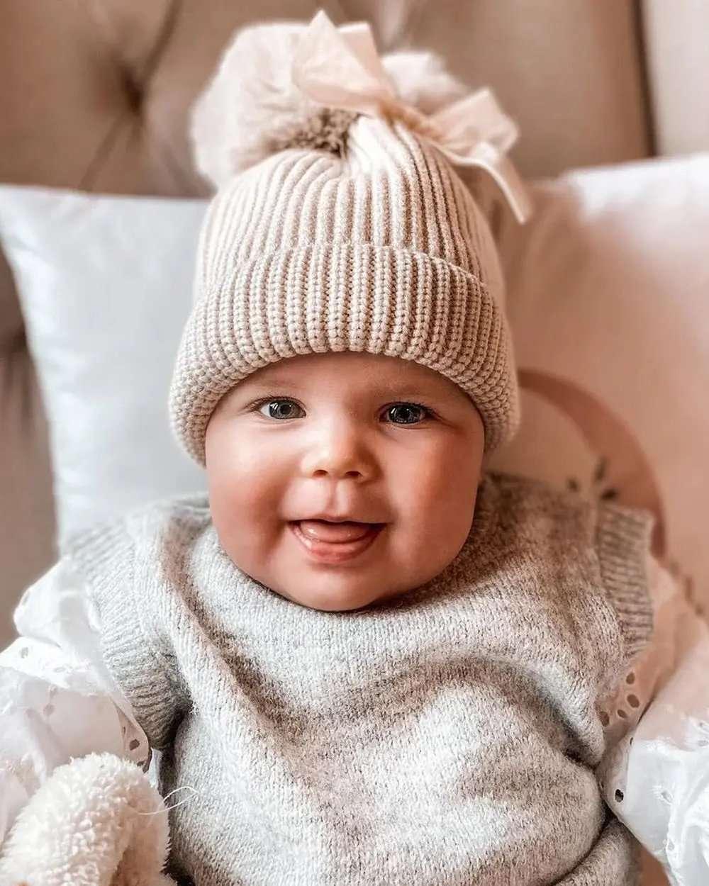 Wintermutje Claire gebreid 2 pompoms beige 0-2 jaar MiniDulce