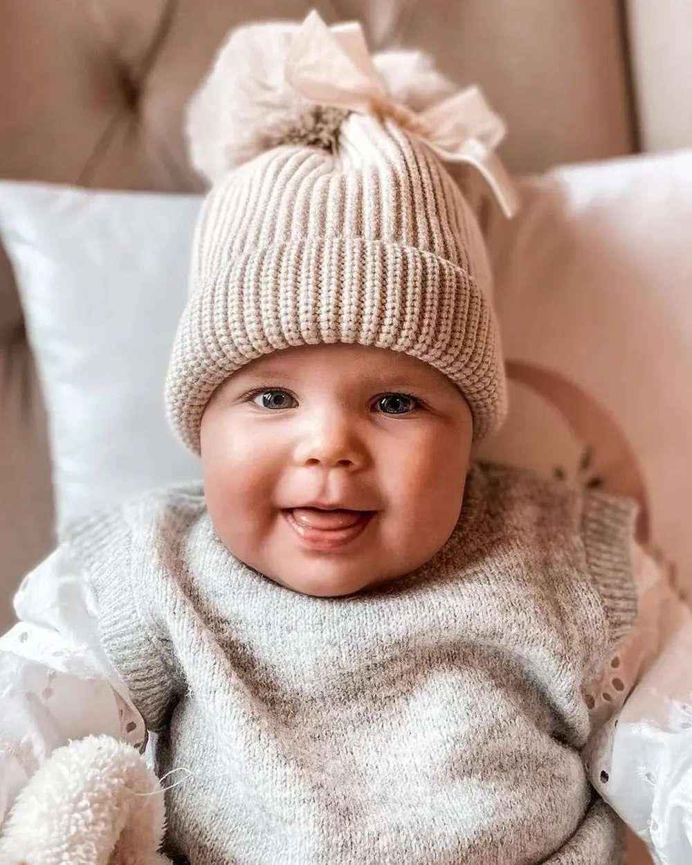 Wintermutje Claire gebreid 2 pompoms beige 0-2 jaar MiniDulce