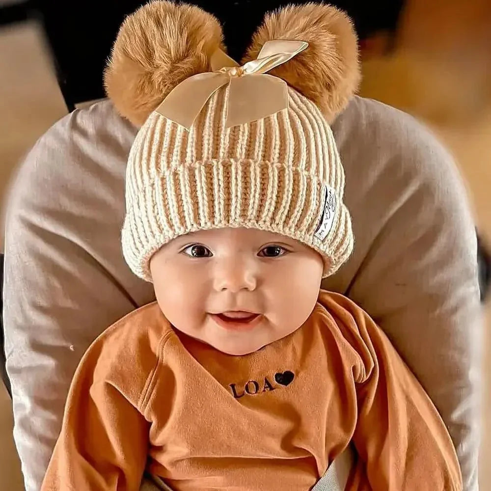 Wintermutje Claire gebreid 2 pompoms beige 0-2 jaar MiniDulce