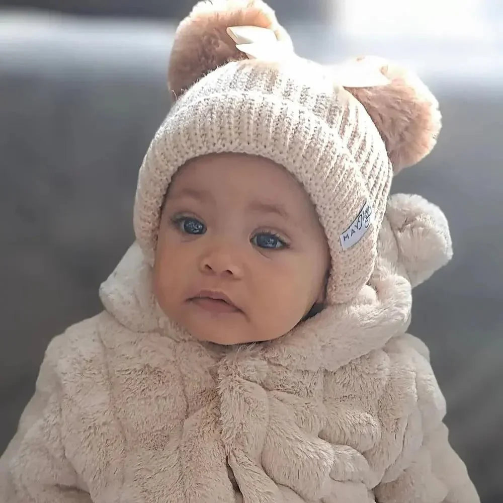 Wintermutje Claire gebreid 2 pompoms beige 0-2 jaar MiniDulce