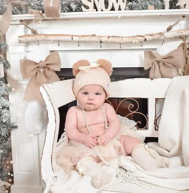 Wintermutje Claire gebreid 2 pompoms beige 0-2 jaar MiniDulce