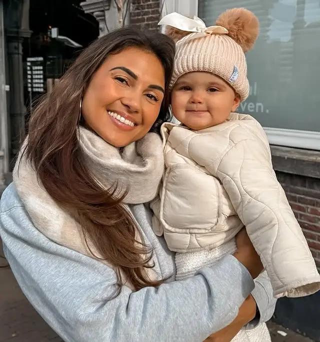 Wintermutje Claire gebreid 2 pompoms beige 0-2 jaar MiniDulce