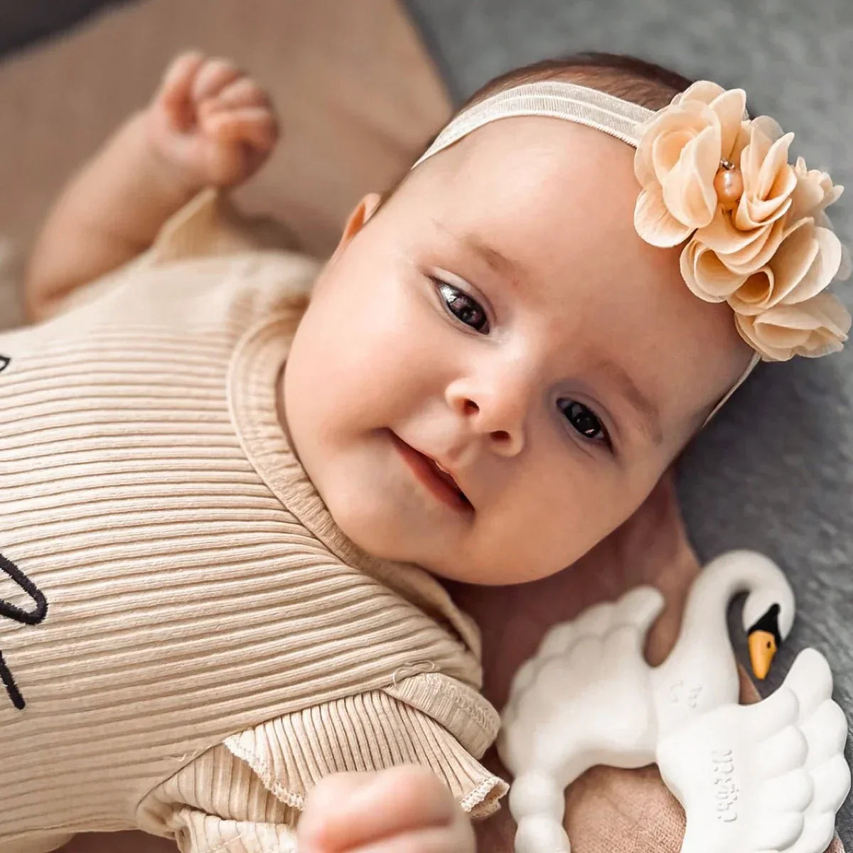 Nylon haarbandje bloemetjes parels beige - MiniDulce