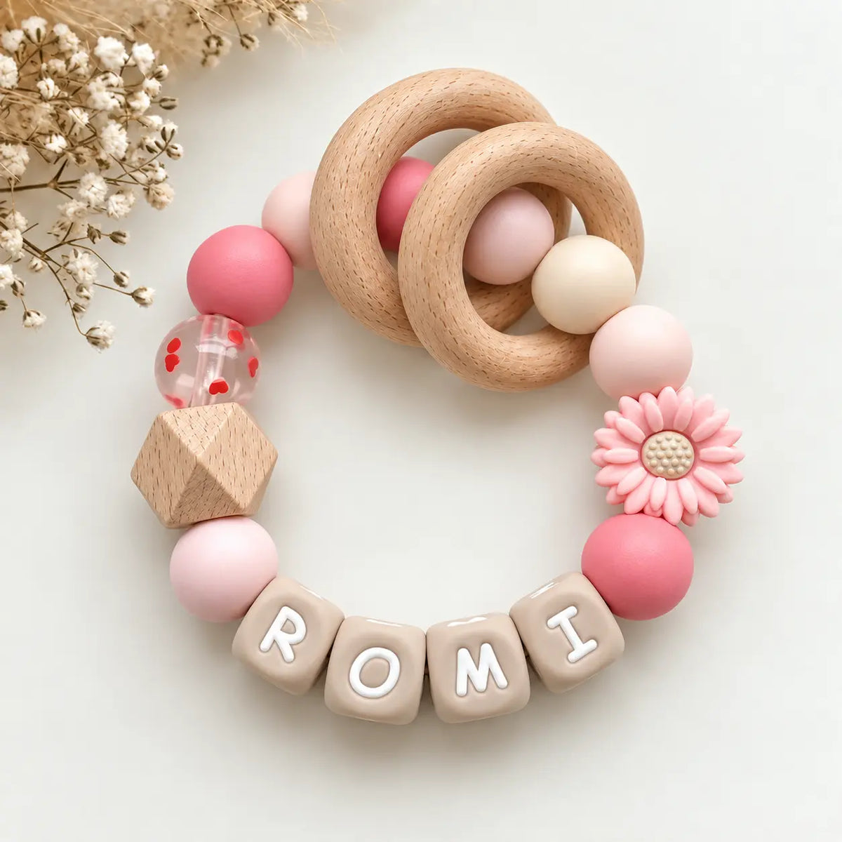 Bijtring met naam roze hartjes