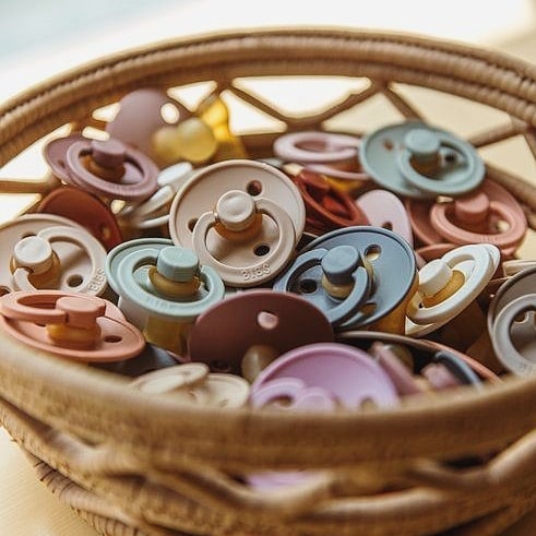 BIBS Colour Vanilla en Dark Oak Speen | Rond | Maat 2 (0-36 m)