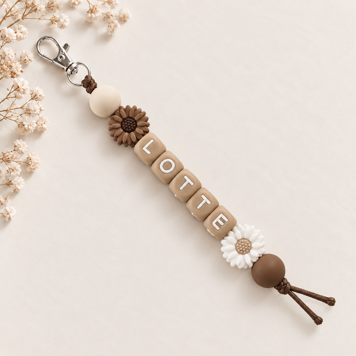 Schlüsselanhänger mit Namen blume braun-weiß