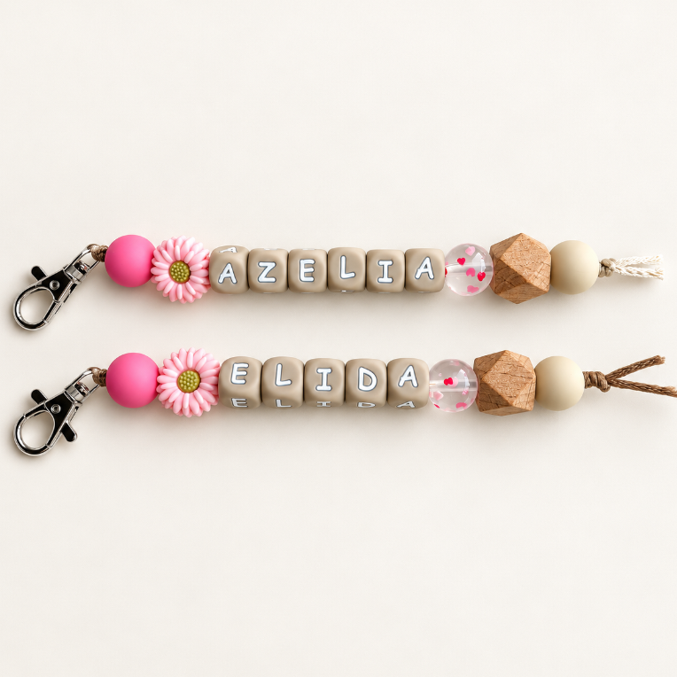 Sleutelhanger met naam roze bloem en hartjes