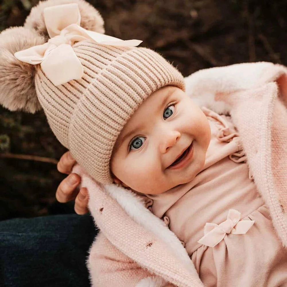 May Mays Wintermutje gebreid 2 pompoms beige 0-2 jaar