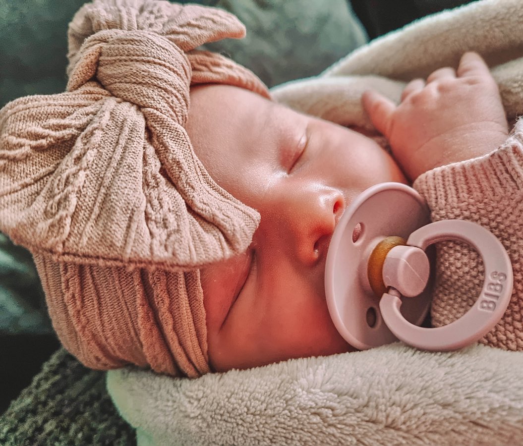 Nylon haarbandje geknoopt strikje taupe Lola