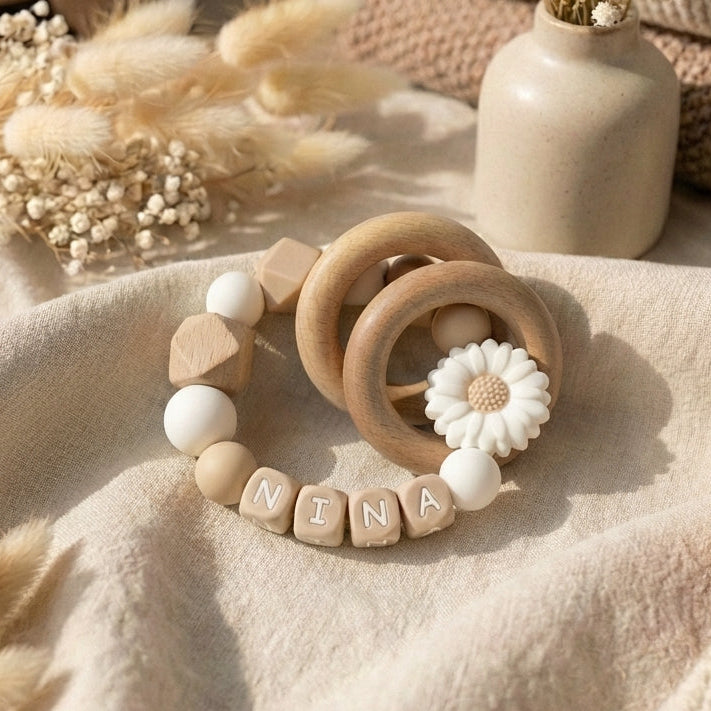 Bijtring met naam bloem wit