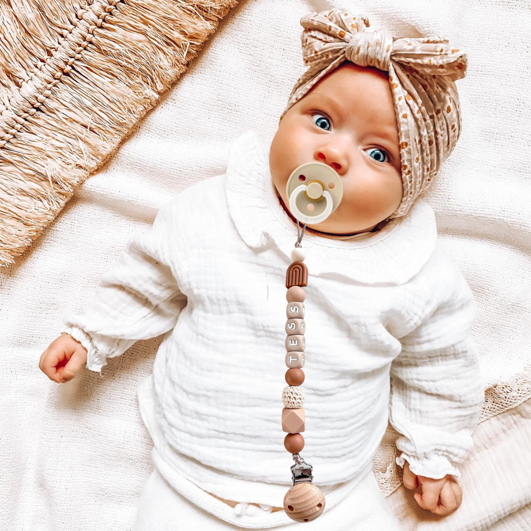 Speenkoord met naam – Regenboog Caramel Hout Speenkoorden met naam