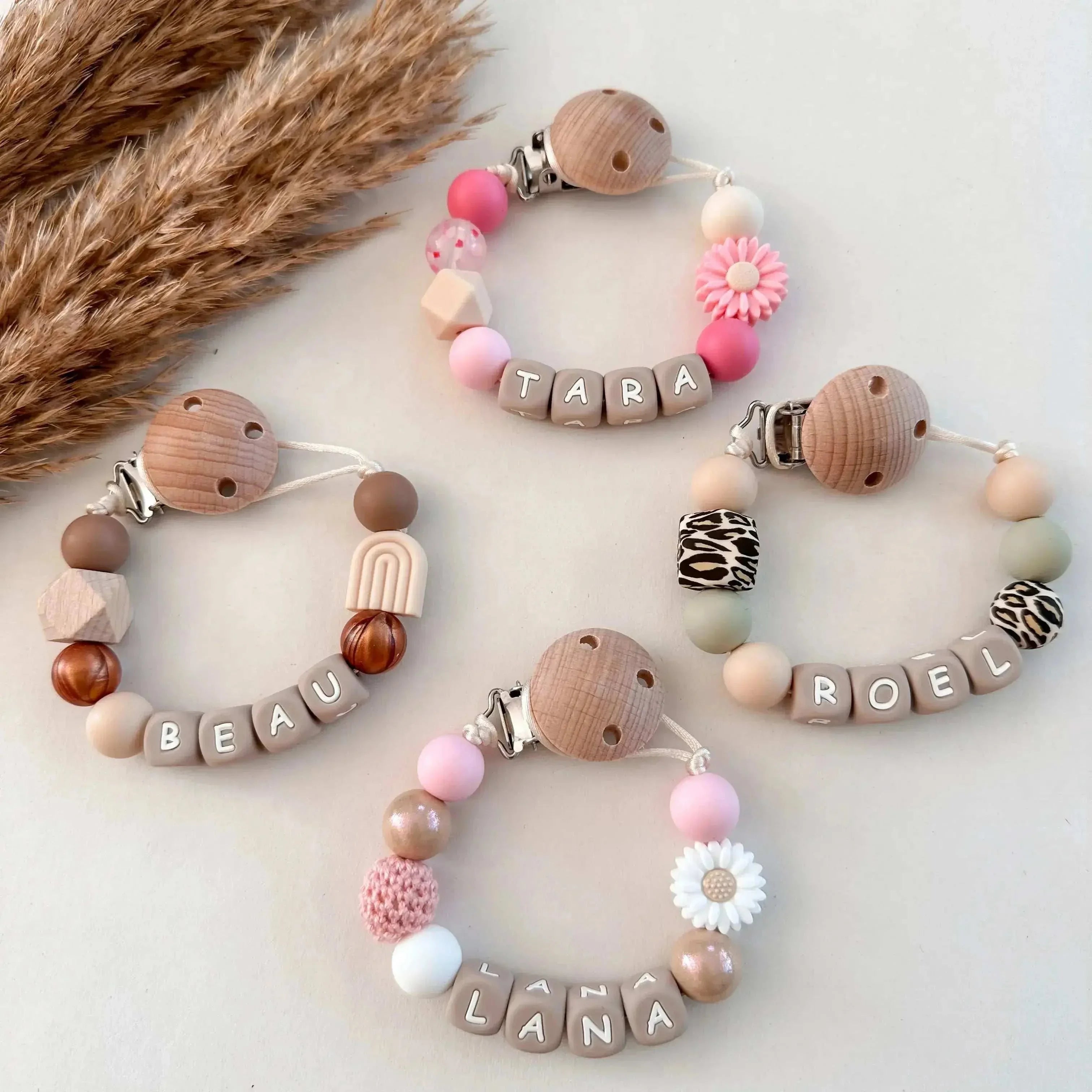 Speenkoord met naam – Roze Bloem & Hartjes - MiniDulce