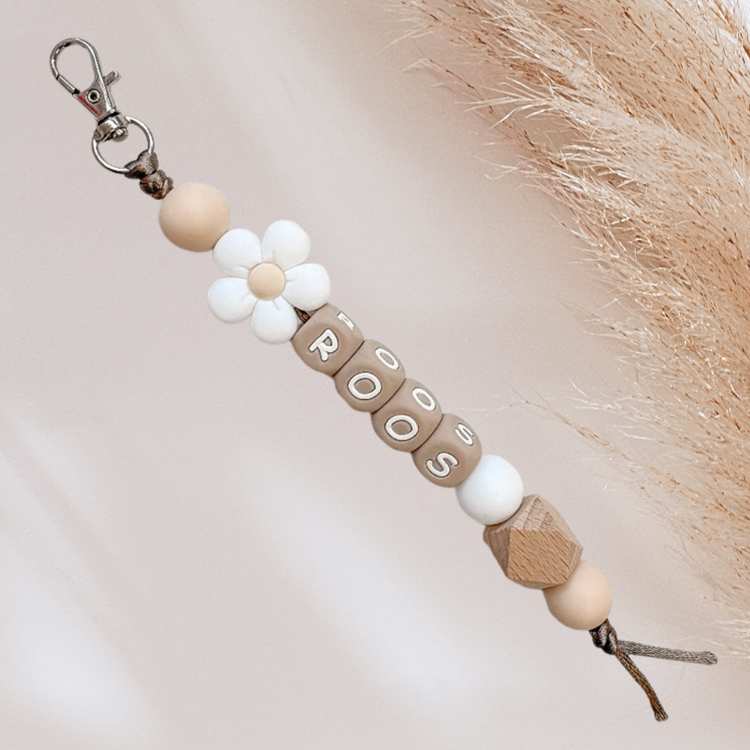 Sleutelhanger met naam ronde bloem wit