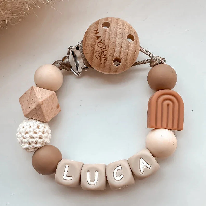 Speenkoord met naam regenboog caramel