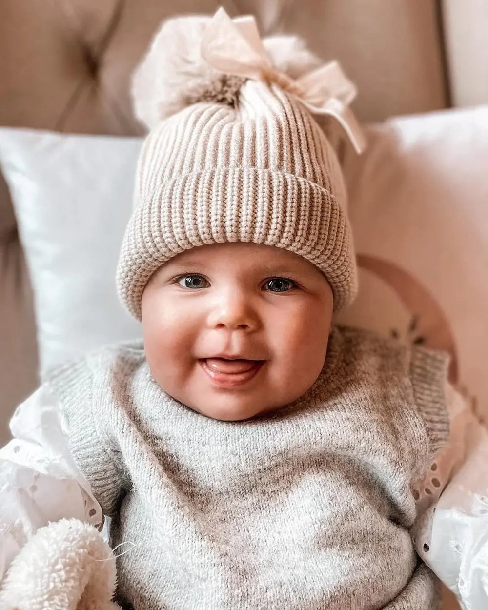 Wintermutje Claire gebreid 2 pompoms beige 0-2 jaar MiniDulce