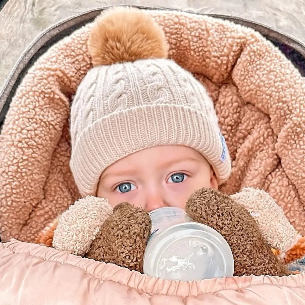 Wintermutje Oliver gebreid 1 pompom beige 0-2 jaar MiniDulce