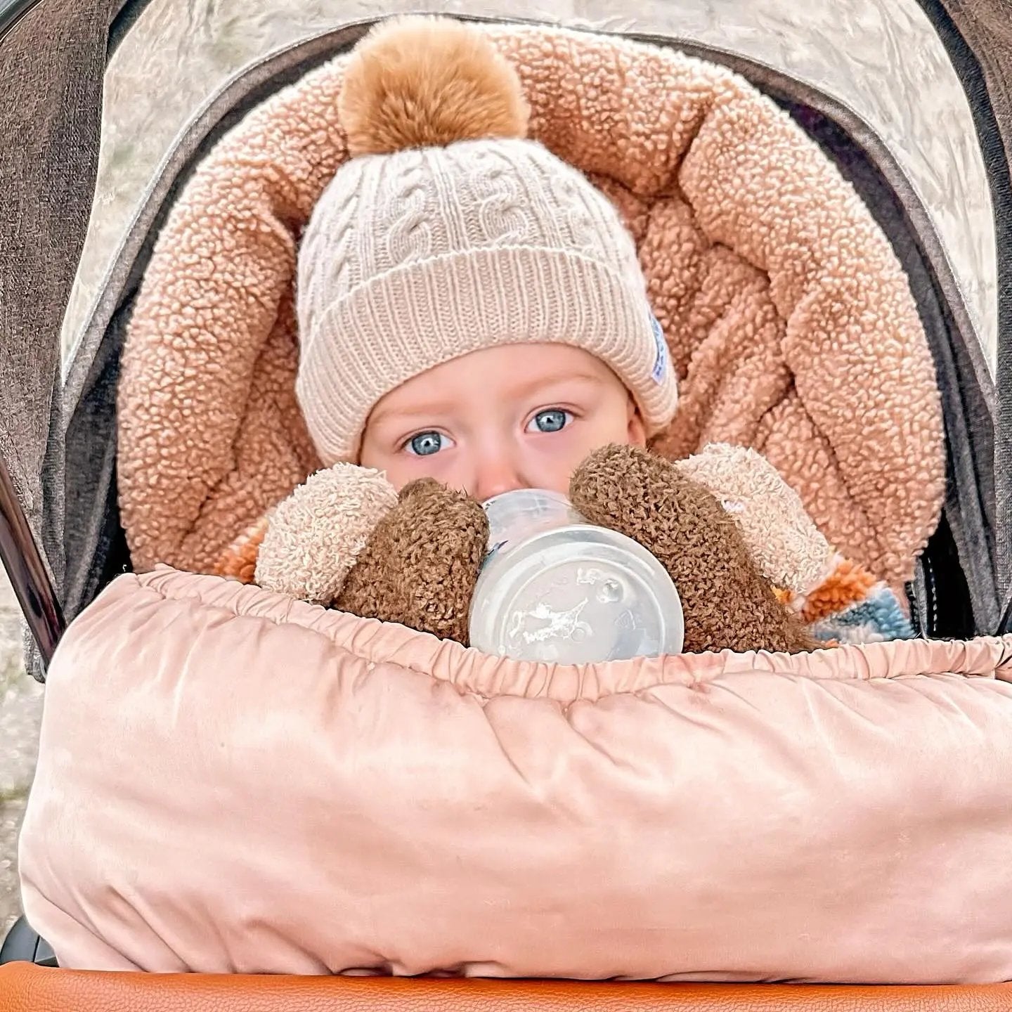 Wintermutje Oliver gebreid 1 pompom beige 0-2 jaar MiniDulce