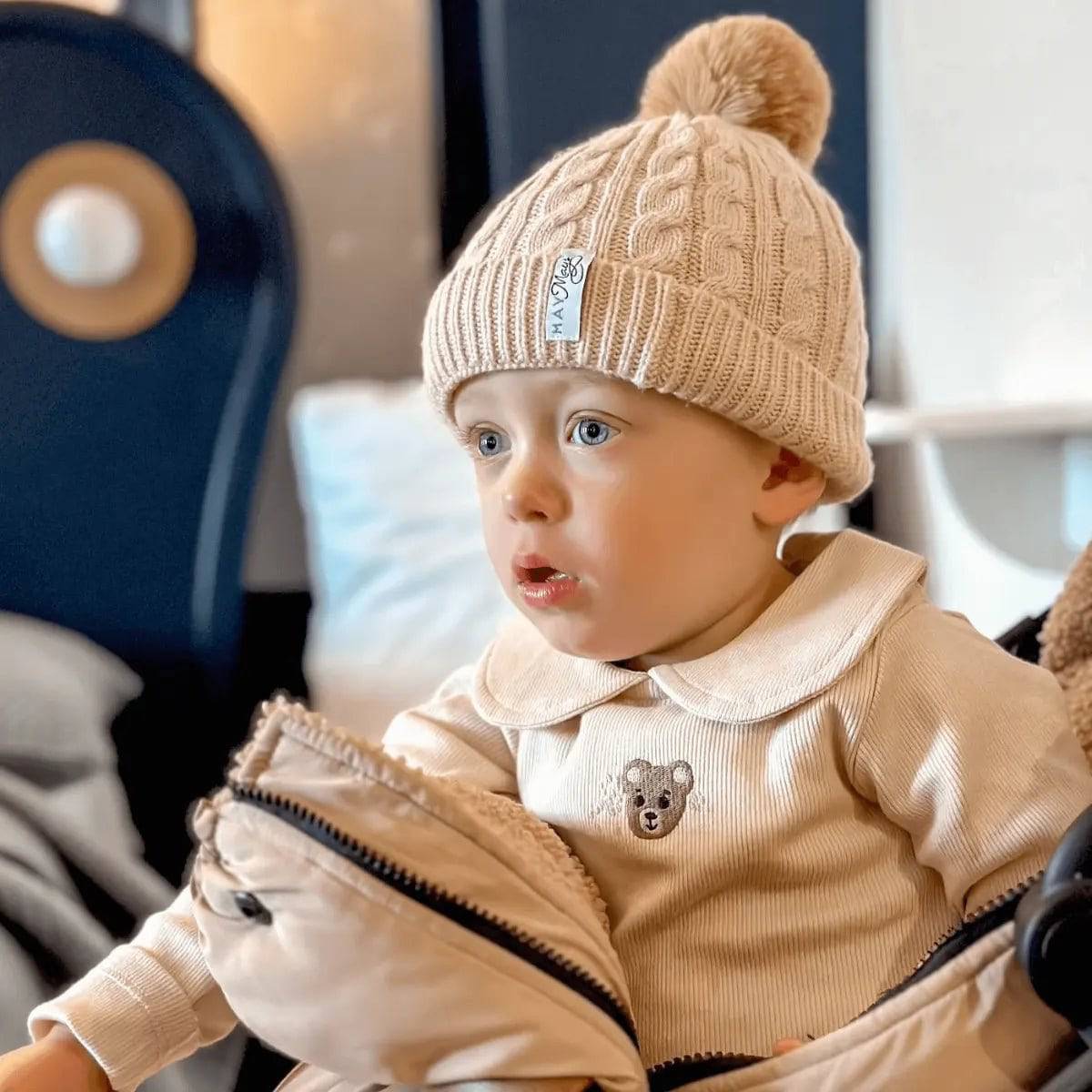 Wintermutje gebreid 1 pompom beige 0-2 jaar