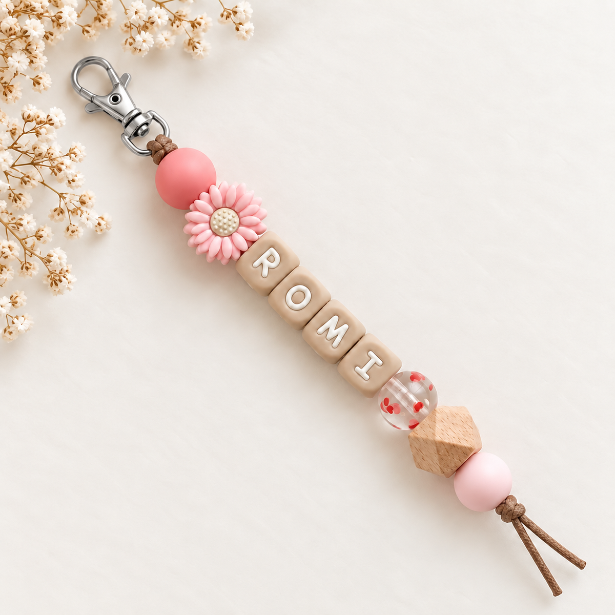 Schlüsselanhänger mit Namen rosa Blume und Herzen