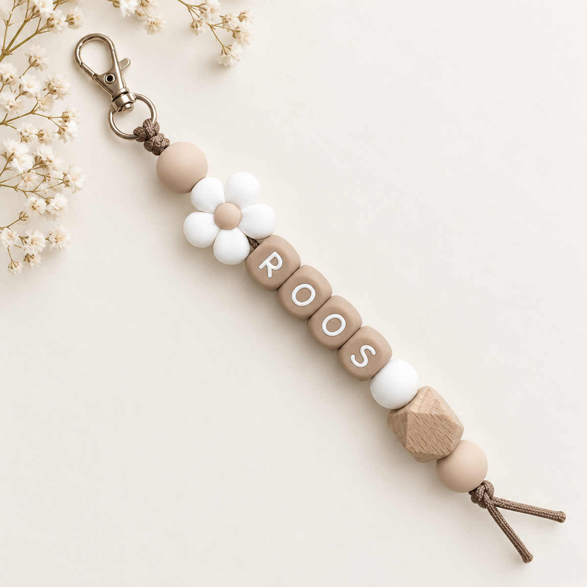 Keychain with name round flower white