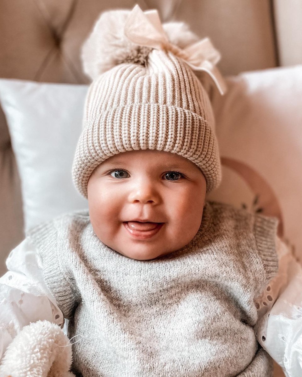 Wintermutsje gebreid pompoms strikje zwart Claire - May Mays