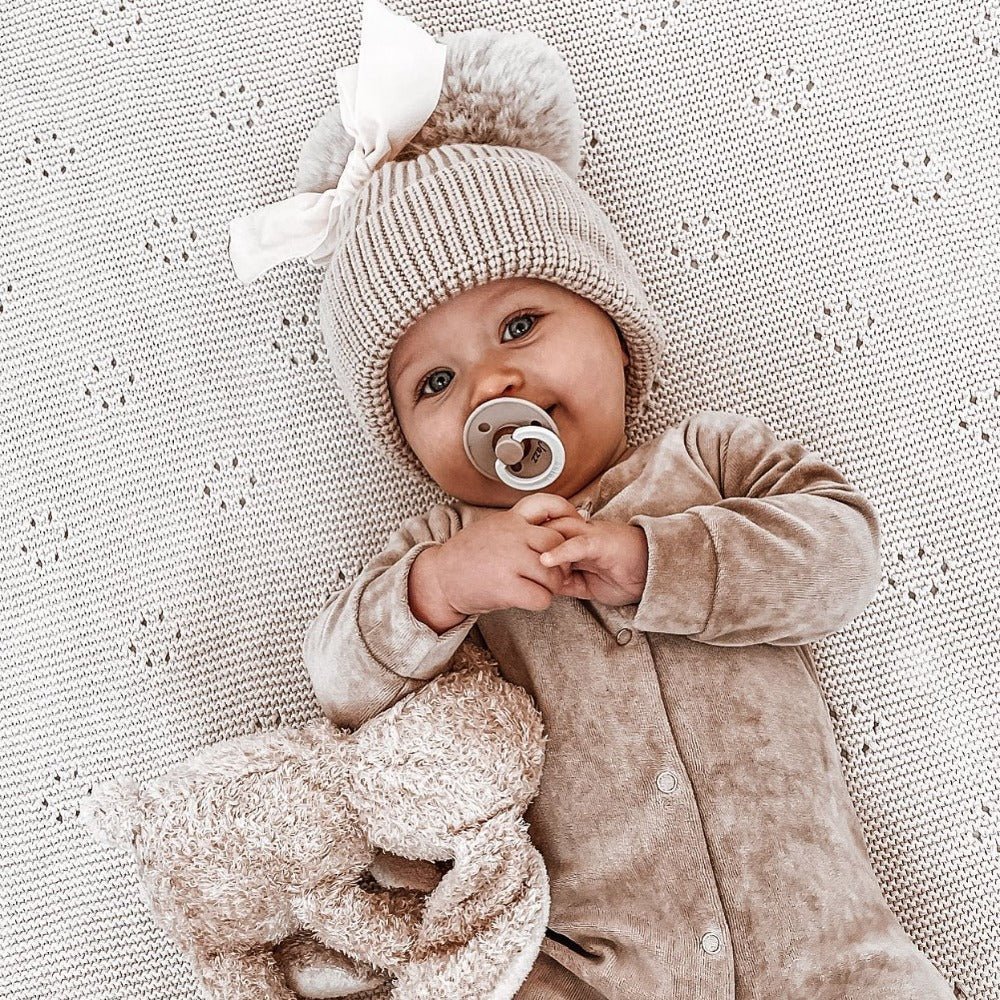 Baby wintermutsje Claire | Gebreid beige pompoms | May Mays - May Mays